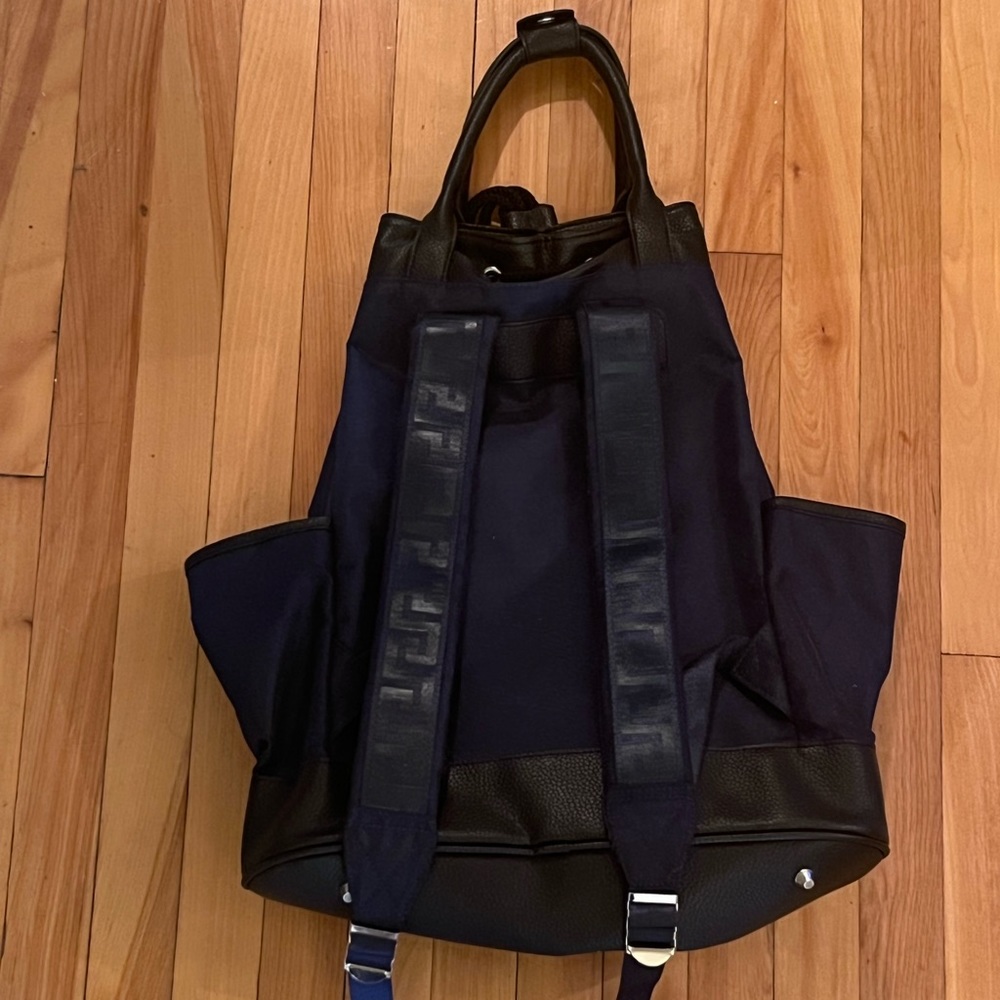 Versace Perfume Backpack
Size: ONE SIZE
Color: Navy
Condition: New